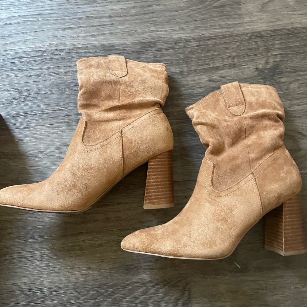 VICI- Dev faux suede heeled bootie tan